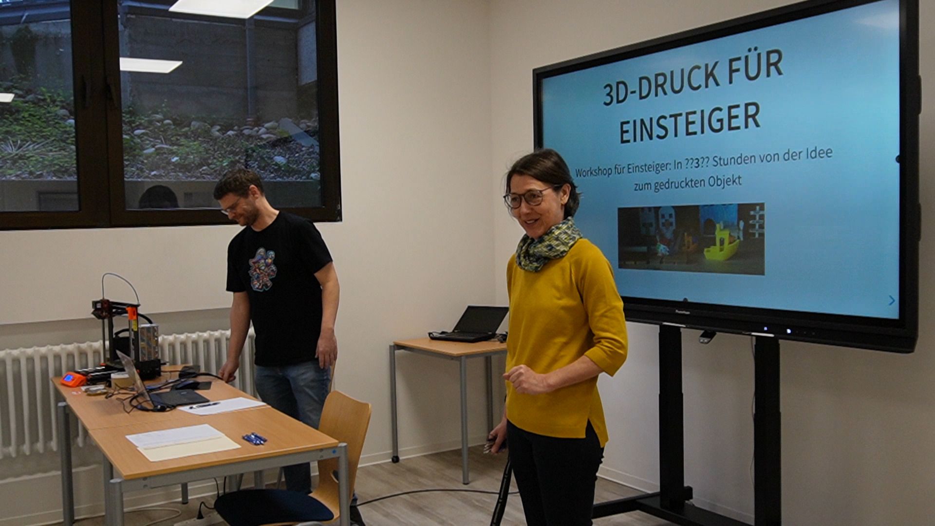 Agnes Denschlag und Michael Wegener führen durch den U.10 Makerspace